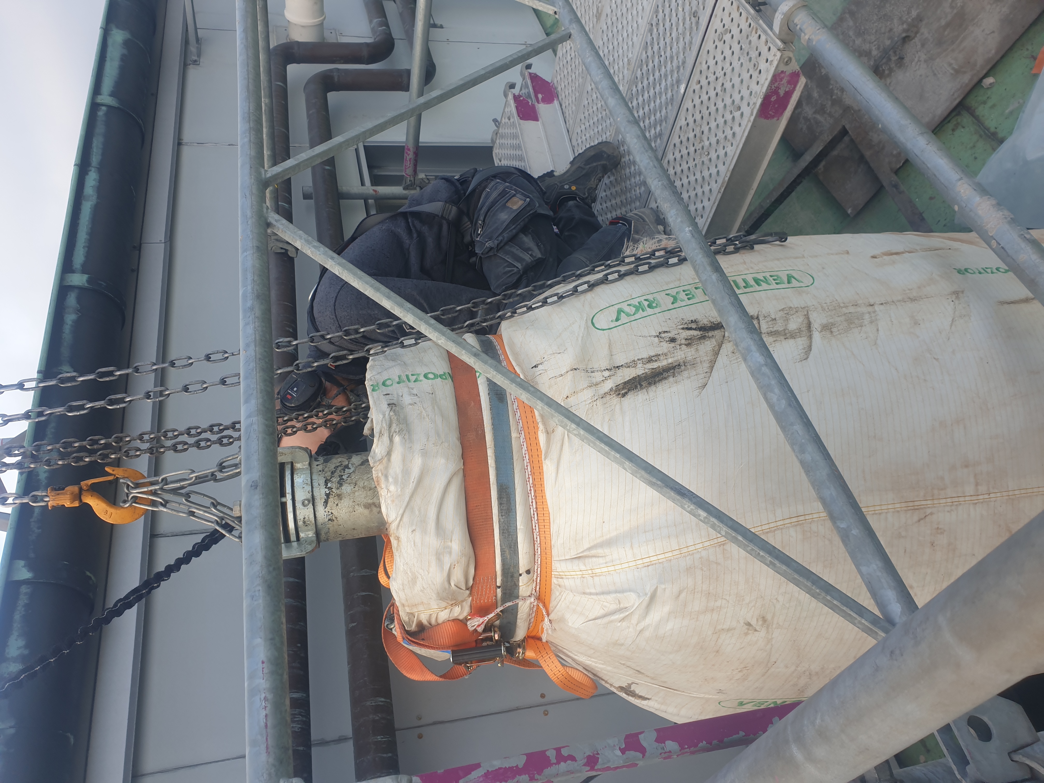 Renovering av plåtkanal i thulehuset i nordstan med VentilFlex RKV dimension 850 till en nyöppnad hamburgerrestaurang.