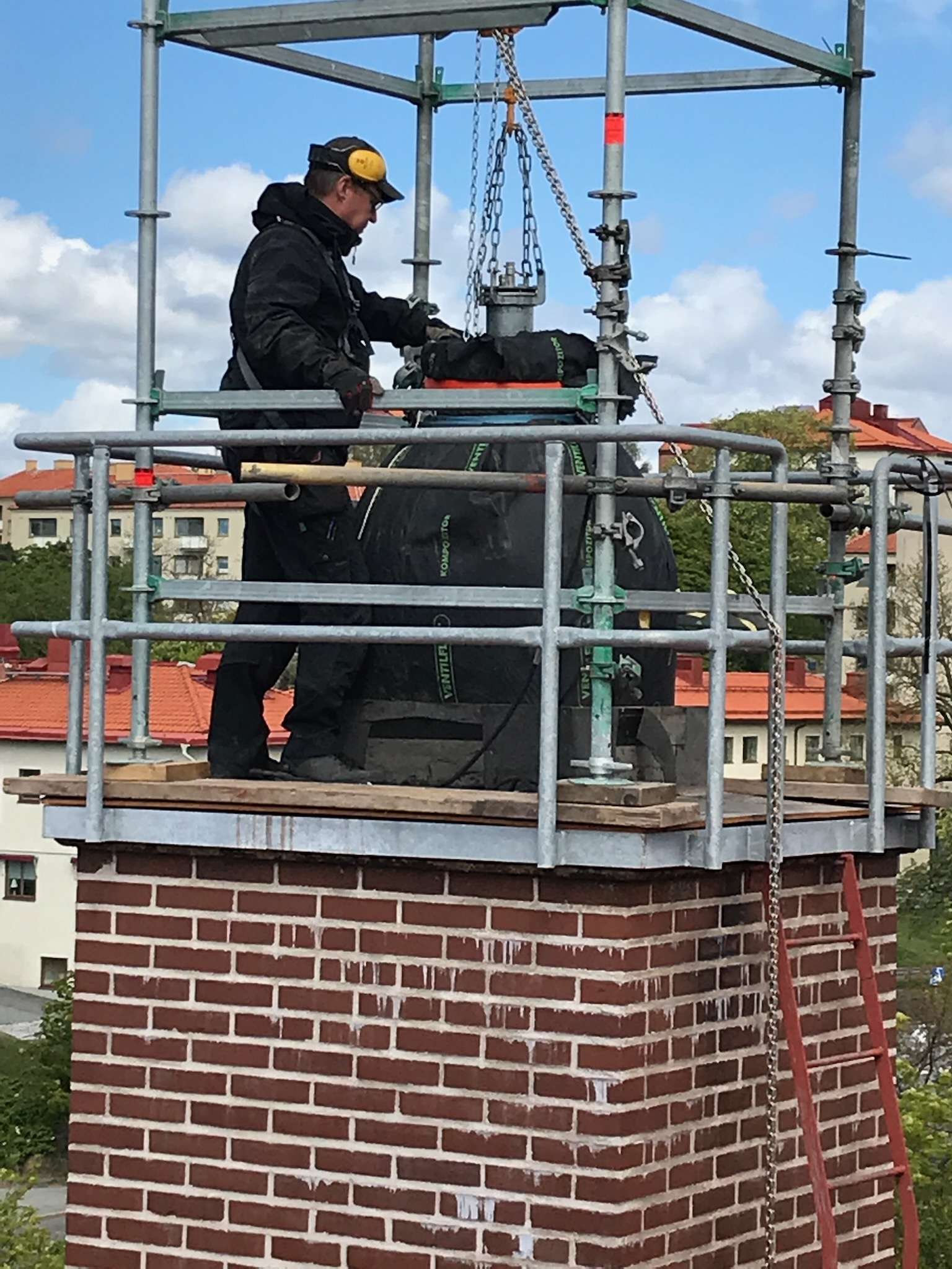 Renovering och relining av avluftskanal som betjänar fläktrum i skola. Dimenson 1000mm.